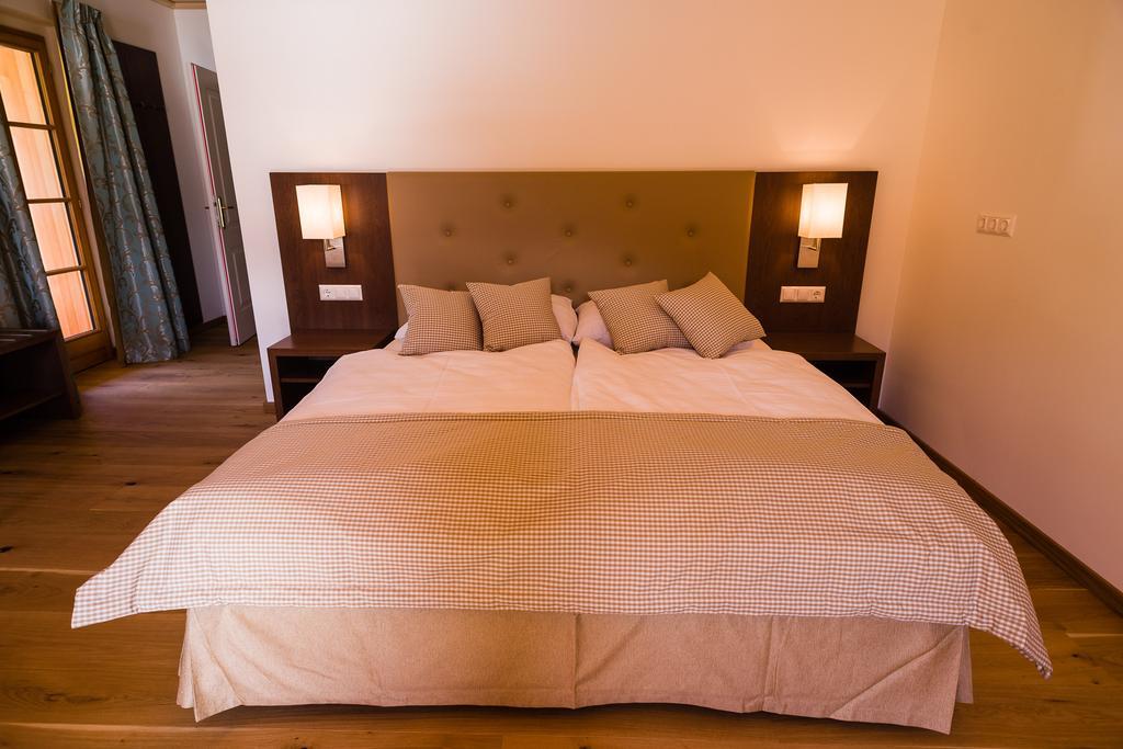 Hotel Stiftsschmiede Ossiach Pokoj fotografie